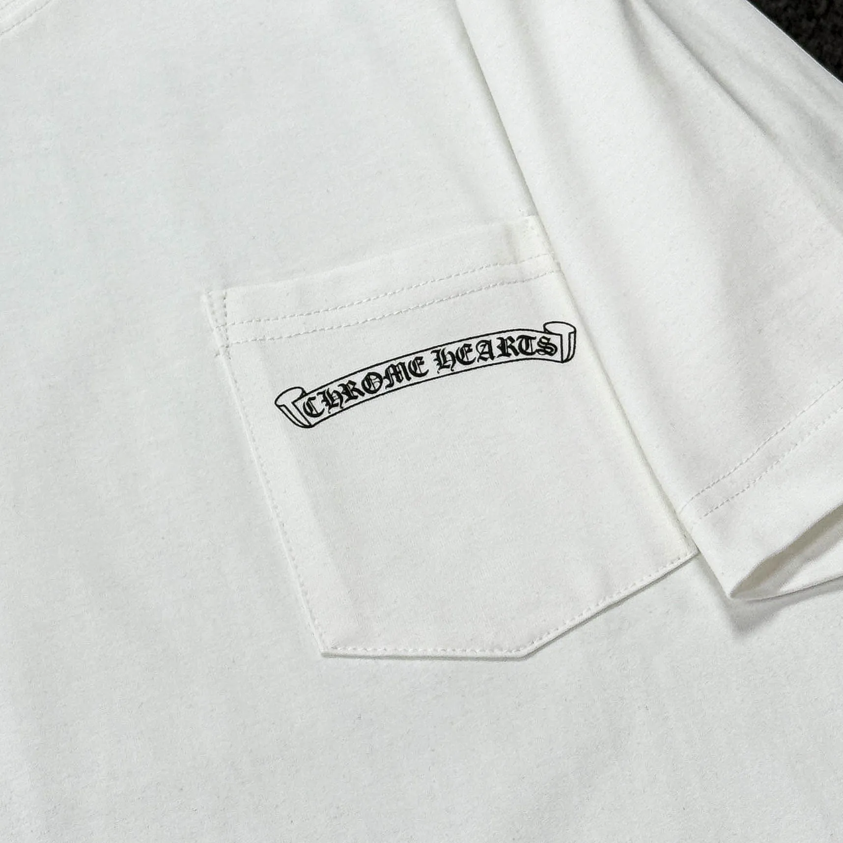 P170 Chrome Hearts Chrome Hearts 25 high-end versions. The fabric is made of 300 grams of high-density pure cotton. It does not deform or shrink. It has three labels. It is the same style for men and women. Technology: Digital printing. Color: White. Black. SIZE: S-XL.